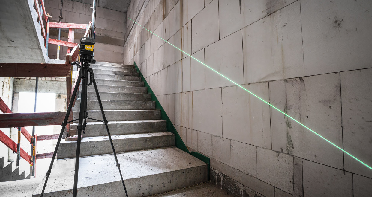 Zum Anzeichnen von Schrägen kann im manuellen Modus das Pendel des Kreuzlinien-Lasers LAX 60 G von STABILA arretiert werden. Mit Hilfe des Stativs ST K S (optional erhältlich) lässt sich so der Laser in einer beliebigen Neigung positionieren.