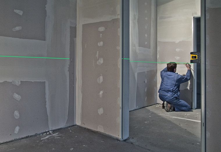 Bei Elektroinstallationen ist der Kreuzlinien-Laser LAX 60 G von STABILA eine effiziente Hilfe, um Schalter und Steckdosen exakt anzuzeichnen, Kabelkanäle horizontal und vertikal zueinander auszurichten sowie Beleuchtungen präzise zu positionieren und zu