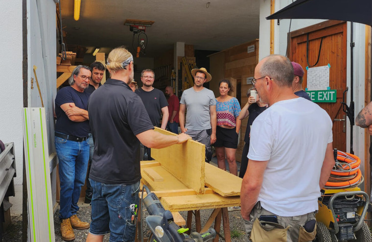 Chris (@chris.lehm.und.holz) has also been organising seminars for those interested this year. He is a skilled carpenter with 30 years of professional experience.