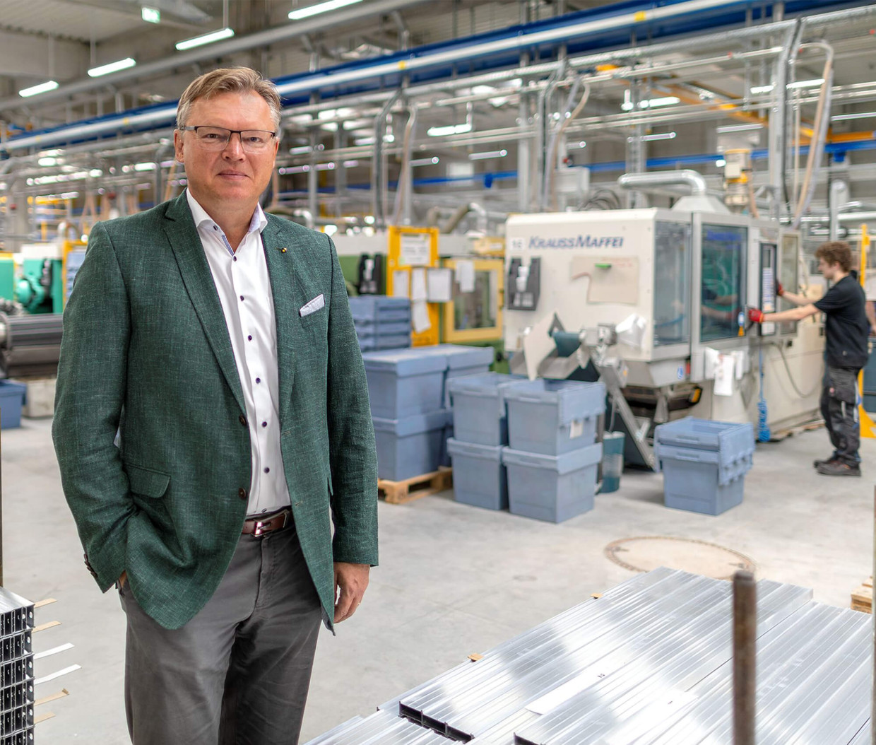 CEO Dr. Ulrich Dähne in der neuen Produktionshalle