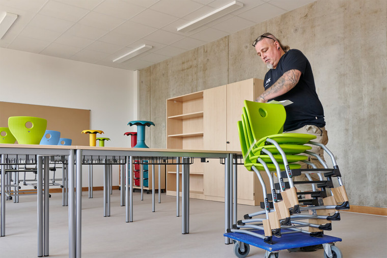 Zum Start ins neue Schuljahr 25/26 warteten dort neue Schränke, Wandtafeln und Garderoben auf rund 350 bis 400 Schülerinnen und Schüler.