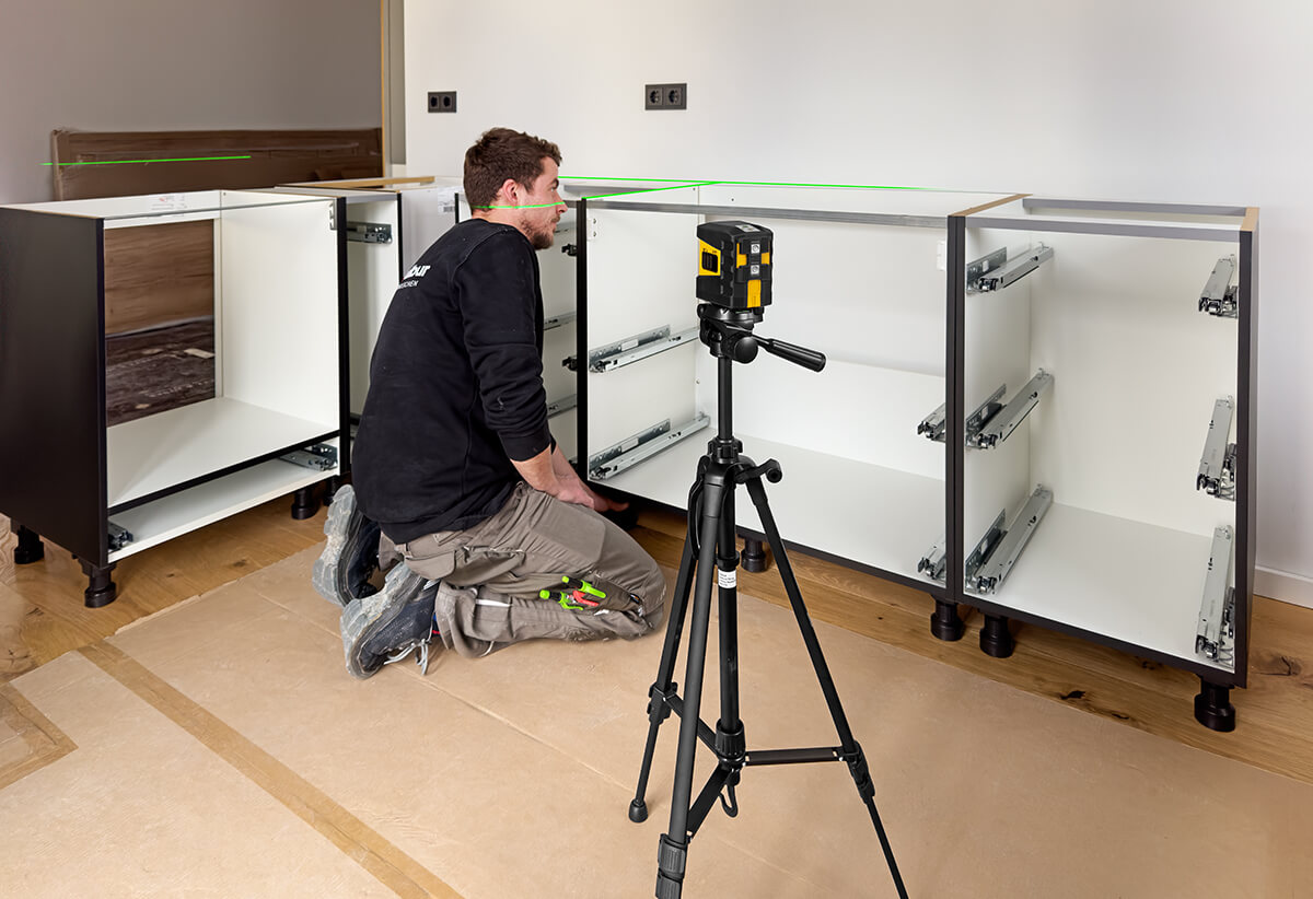 Der Kreuzlinien-Laser LAX 60 G von STABILA findet vielseitige Anwendung: In der Tischlerei beim Ausrichten von Küchenschränken und Arbeitsplatten.